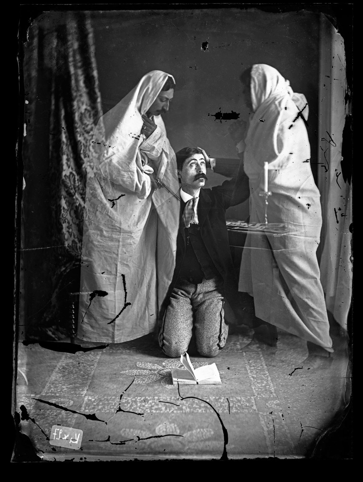 © Francesco Negri, Triplo autoritratto "seduta spiritica", circa 1865, Gelatina bromuro