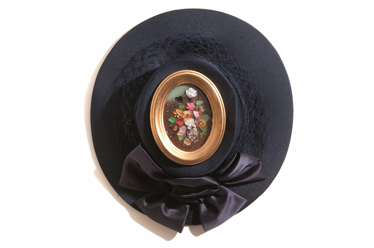 Loredana Galante, Cappelli da signora, 2008. Cappelli, dipinti floreali con inserti materici e cornici dorate (34x37x7,5 cm)