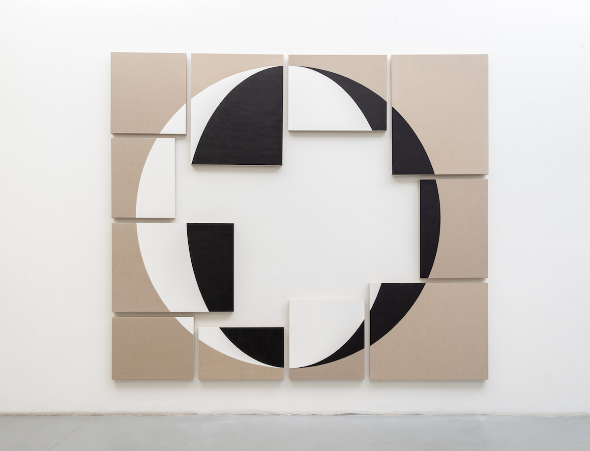 Jose Dávila, The most famous problem in the history of mat- hematics is that of squaring the circle, 2019 Vinylfarbe auf Loomstate Leinen | Vinyl paint on loomstate linen 260 x 300 x 6 cm Foto | Photo: Agustín Arce Courtesy der Künstler | the artist
