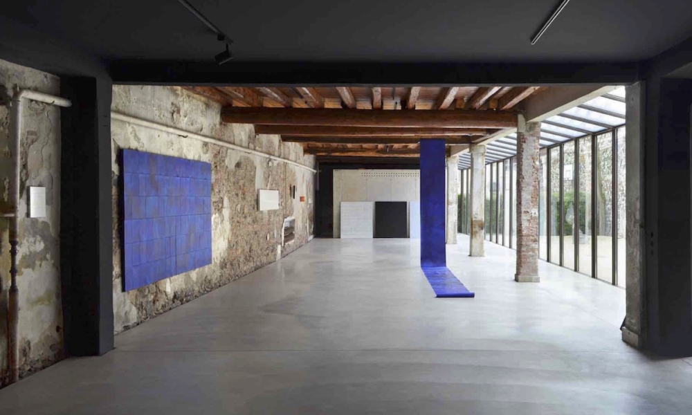 L’OMBRA DELLE LUCCIOLE. Da Atipografia la luce fragile dell’arte contemporanea 