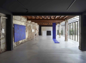 L’OMBRA DELLE LUCCIOLE. Da Atipografia la luce fragile dell’arte contemporanea 